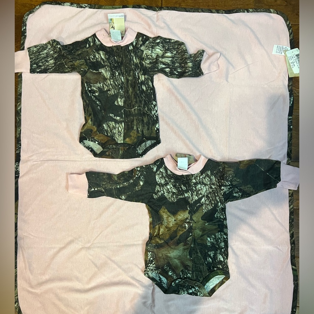 Set Of 2 items Newborn Camo Mossy Oak Camo And Pink New With Tags Blanket Tops